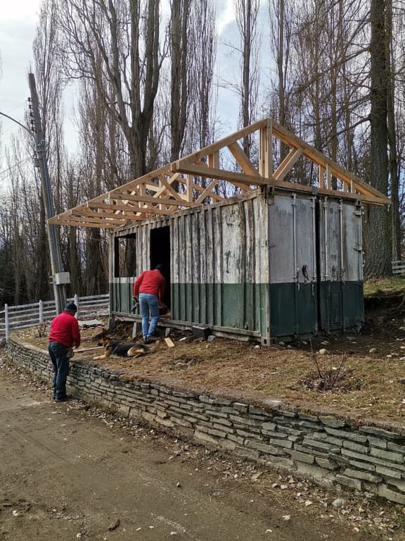 Montaje de cerchas sobre el container.