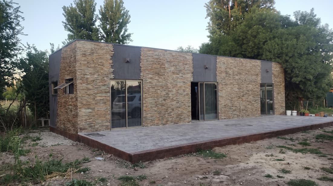 Casa de piedra con corredor — antes