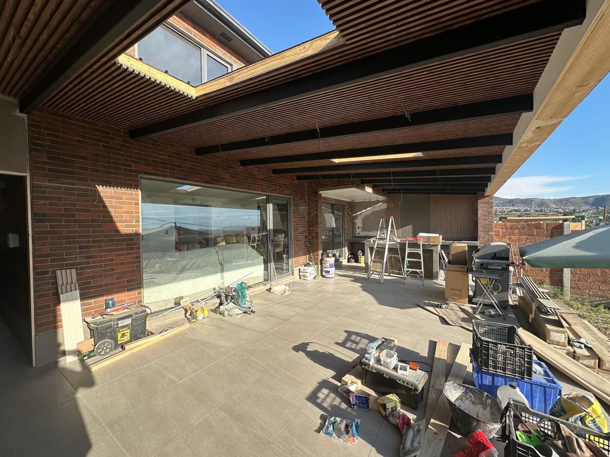 Terraza en obra con herramientas y materiales