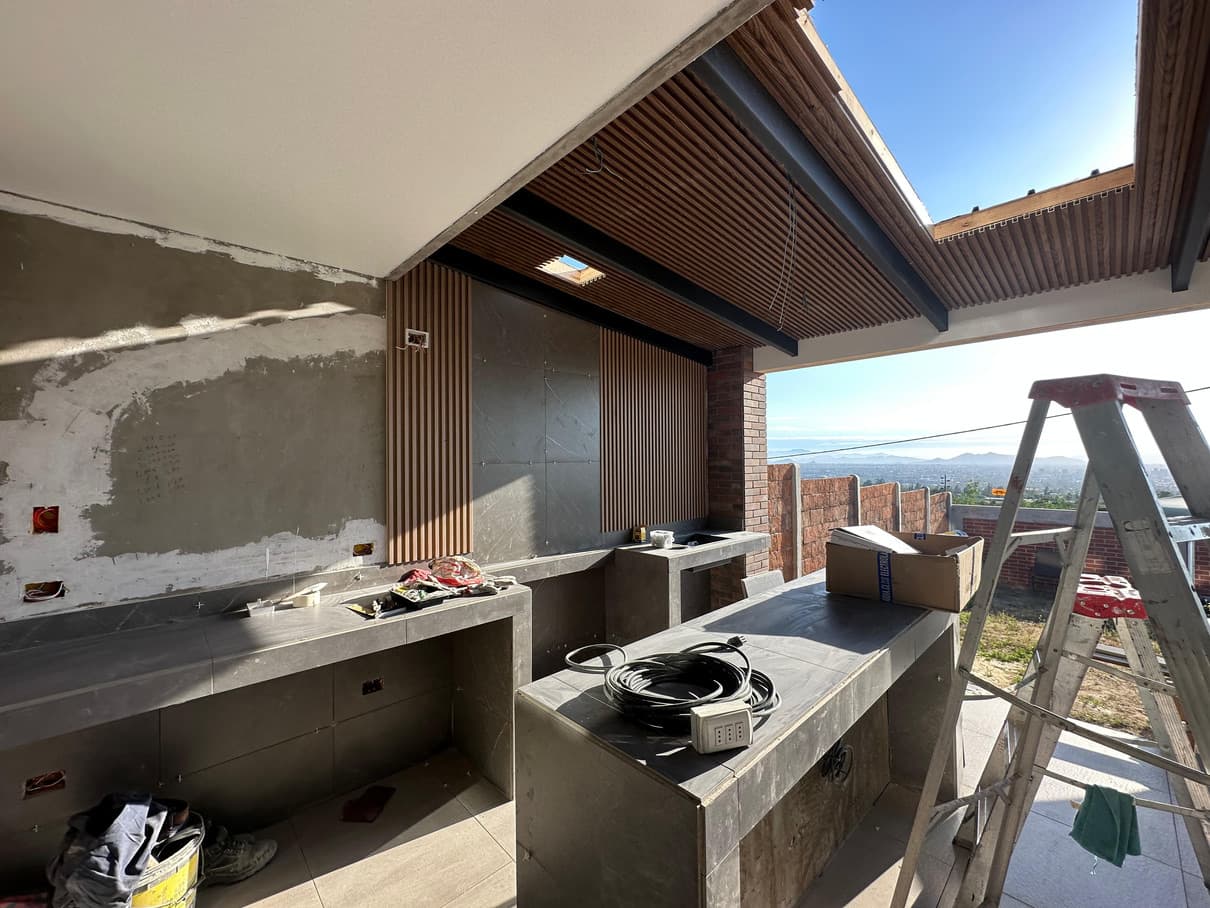 Quincho durante la obra, con mesones en construcción