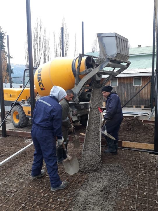Hormigonado con betonera sobre enfierradura.