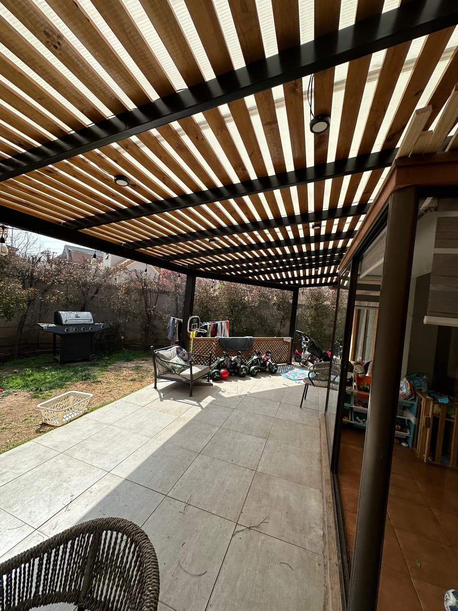 Pérgola de listones sobre estructura metálica.